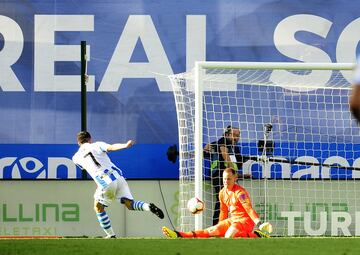 Real Sociedad-Barcelona (1-2). 
Elustondo anotó en la primera mitad un golazo por el primer palo. Los de Garitano tuvieron hasta tres ocasiones para poner el 2-0 pero se encontraron con un grandísimo Ter Stegen, que sostuvo a los suyos en el peor momento blaugrana. Los goles de Suárez y Dembélé dieron los tres puntos a los culés, que sellaron la remontada en apenas diez minutos.