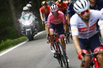 El ciclista español del Team Trek, Juan Pedro López, líder general, corre durante la 12.ª etapa de la carrera ciclista Giro d'Italia 2022.