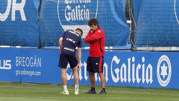 Jaime, hablando con Idiakez de sus problemas de rodilla.