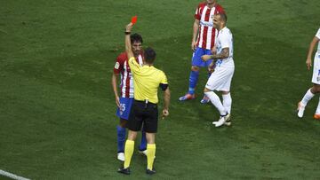 Estrada la muestra la tarjeta roja a Savic en el partido frente al M&aacute;laga.