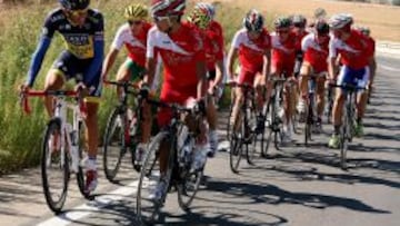 Contador con los chavales de su equipo j&uacute;nior, a los que tambi&eacute;n patrocina Cofidis.