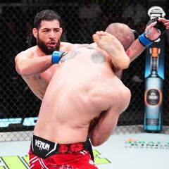 Imavov supera a Dolidze ante la mirada de Topuria