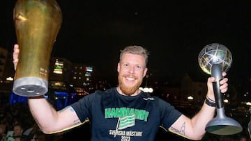 Rafa Roldán, con los títulos ganados con el Hammarby sueco.