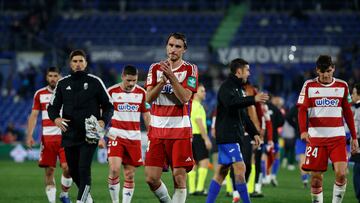 Ignasi Miquel, que se marc¨® en propia puerta, saluda a la afici¨®n en Getafe.