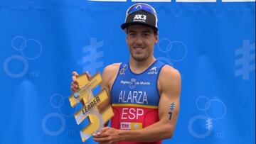 Alarza, con el trofeo de l&iacute;der de las Series Mundiales.