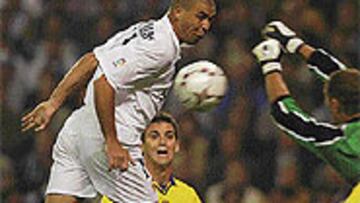 <B>LA AMENAZA</B>. La efectividad de Ronaldo aumenta cuando juega lejos del Bernabéu.