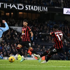 Luis Sinisterra le anota al Manchester City de Guardiola