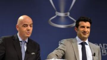 Luis Figo, ayer, moviendo las bolas del sorteo