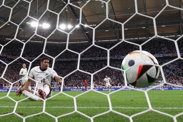 En el minuto 13 de partido, el propio Bellingham iniciaba la jugada desde el centro del campo y acabó con Bellingham mandando la pelota a la red de cabeza.