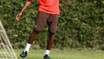 <b>CONVERSACIONES SOBRE LA HIERBA. </b>El preparador físico de Pep Guardiola, Lorenzo Buenaventura, parece recriminar algo a Etoo, ayer.