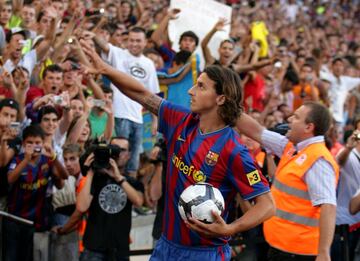 27 de julio de 2009 | La presentaci¨®n del crack sueco como nuevo jugador del equipo catal¨¢n congreg¨® en el Camp Nou a unas 55.000 personas.