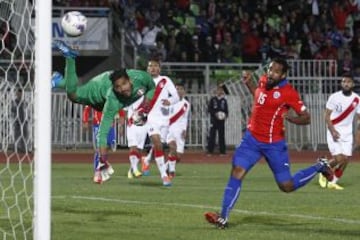 Jean Beausejour y Raúl Fernández miran el balón.
