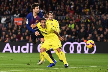 El jugador del Barcelona Piqué marca de cabeza el 1-0 al Villarreal. 