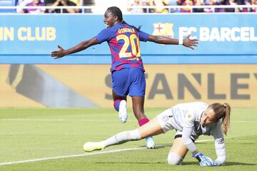 La jugadora del Barcelona, Oshoala, celebra el 4-1 al Atl¨¦tico de Madrid.