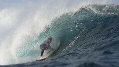 El surfista Natxo Gonzalez metido en lo m&aacute;s profundo de un tubo en la ola del Quemao, en La Santa (Tinajo, Lanzarote, Canarias, Espa&ntilde;a), el martes 27 de diciembre del 2022.