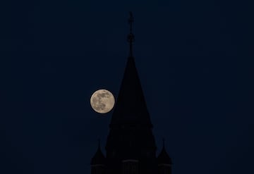 Entre este 7 y 8 de abril tiene lugar la Superluna rosa de abril. Es un fenómeno que hace que este satélite se vea un 14% más grande y un 29,2% más brillante. Esto ocurre  porque coincide con el momento de máximo acercamiento del satélite a la Tierra.
