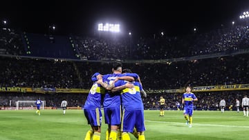 AME086. BUENOS AIRES (ARGENTINA), 17/05/2022.- Los jugadores de Boca Junior celebran un gol ante Corinthians, durante un partido de la Copa Libertadores disputado en el estadio La Bombonera, en Buenos Aires (Argentina). EFE/ Juan Ignacio Roncoroni
