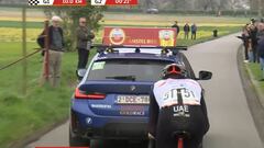 Momento en el que el coche del director de carrera la Amstel Gold Race le hace trascoche a Tadej Pogacar.