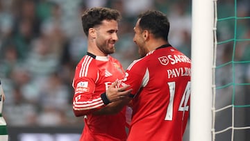 Rafa Silva celebra con Pavlidis el gol de la victoria ante el Sporting.
