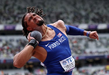 Ayden Owens-Delerme de Puerto Rico en acción durante la prueba de decatlón de lanzamiento de bala masculino.