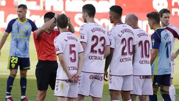 Los jugadores del Albacete, antes de lanzarse una falta.