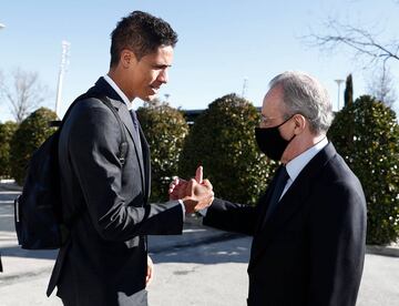 El presidente del Real Madrid, Florentino Pérez, despidiendo a Varane antes de viajar a Bérgamo. 