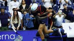 El tenista australiano Nick Kyrgios destroza su raqueta durante su partido ante Karen Khachanov en el US Open 2022.