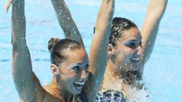 <b>A LA PAR. </b>Gemma Mengual (primer término) y Andrea Fuentes clavaron su actuación en el dúo técnico, pero los jueces no lo valoraron.