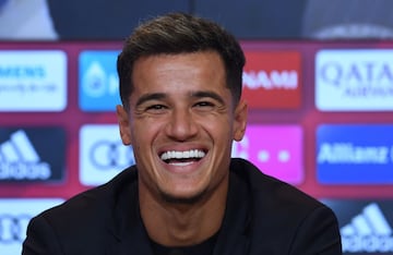 Philippe Coutinho muy sonriente durante la presentación. 