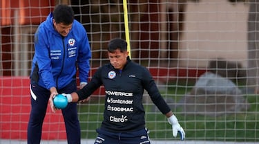 Bravo, Cortés, Vigouroux y Reyes: los mensajes de ex preparador de arqueros de la Roja