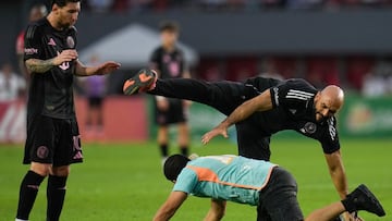 Yassine Cheuko, guardaespaldas de Messi, placando a un espontáneo.