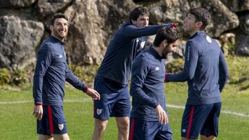 Aduriz, durante el entrenamiento de ayer. En pequeño, un Balenziaga que regresa a una lista.