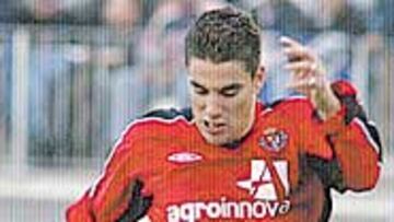 <b>GOLAZO.</b> Óscar abrió la victoria en La Rosaleda con un tanto de calidad.