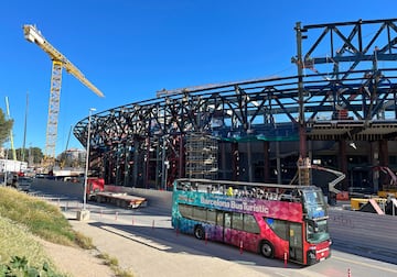 En el Spotify Camp Nou ya se pueden ver las obras de construccin de la tercera grada, que debe estar terminada a finales de mayo; de lo contrario, se producirn ms retrasos en la finalizacin de las obras.