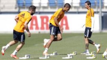 Carvajal, Varane y Di María completaron ayer el calentamiento con el grupo, pero trabajaron de forma individual.