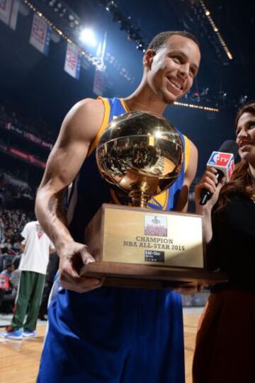 Stephen Curry posa con su trofeo como campeón del concurso de triples del All Star.