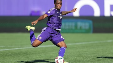 El centro delantero de Canadá disputó 87 juegos en la MLS, anotó 43 goles y dio 6 asistencias. En 2017 emigró al fútbol de Turquía para jugar Besiktas. Con la selección tiene 26 juegos y 8 goles.