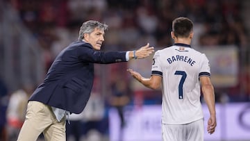 Salzburg (Austria), 03/10/2023.- Head coach Imanol Alguacil of Real Sociedad interacts with his player Ander Barrenetxea during the UEFA Champions League soccer match between RB Salzburg and Real Sociedad, in Salzburg, Austria, 03 October 2023. (Liga de Campeones, Salzburgo) EFE/EPA/LUKAS HUTER
