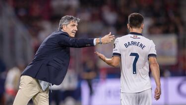 Salzburg (Austria), 03/10/2023.- Head coach Imanol Alguacil of Real Sociedad interacts with his player Ander Barrenetxea during the UEFA Champions League soccer match between RB Salzburg and Real Sociedad, in Salzburg, Austria, 03 October 2023. (Liga de Campeones, Salzburgo) EFE/EPA/LUKAS HUTER