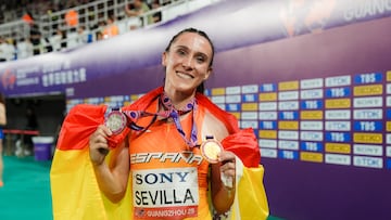 Paula Sevilla muestra las medallas conseguidas en las pruebas de 4x100 y 4x400 durante el mundial de relevos de China 2025.