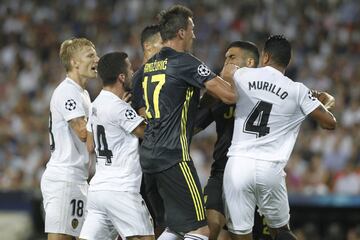 Al minuto 29 de la primera parte del Valencia-Juventus por Champions, Murillo cayó tras un forcejeo con Cristiano, lo que disgustó al portugués quien intentó levantarlo con un tirón de pelo. Los jugadores se encararon y fueron separados, pero el juez le mostró la tarjeta roja a Cristiano.