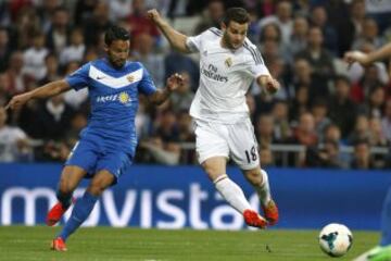 El defensa del Real Madrid Nacho Fernández (d) y el centrocampista del Almería Jesús Fernández, "Suso", durante el partido de la trigésima tercera jornada de liga de Primera División disputado esta noche en el estadio Santiago Bernabéu.