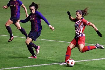 La jugadora del Atlético Andrea Falcón con el balón. 