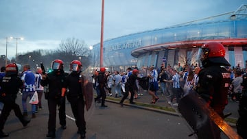 SAN SEBASTIÁN, 16/03/2023.- Agentes de la Ertzaintza han cargado contra aficionados en el exterior del Reale Arena de Donosti, donde se va a disputar este jueves el partido de vuelta de cuertos de final de la Europa League entre la Real Sociedad y la AS Roma. EFE/Javier Etxezarreta
