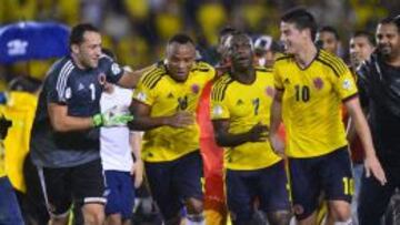 Los colombianos David Ospina, Camilo Zuniga, Pablo Armero and James Rodriguez celebran el gol que ha dado la victoria a su selecci&oacute;n ante Ecuador.