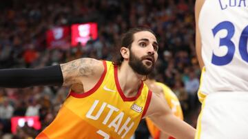 UT01. SALT LAKE CITY (EE.UU.), 19/12/2018.- Ricky Rubio (i) de los Utah Jazz en acción contra Stephen Curry de los Warriors durante un partido de baloncesto de la NBA entre Utah Jazz y Golden State Warriors hoy, en el Vivint Smart Home Arena de la ciudad de Salt Lake City, en Utah (EE.UU.). EFE/George Frey