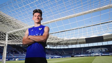 Pepelu posa para AS en la porter¨ªa en la que marc¨® su primer gol como profesional con el Levante... frente al Alav¨¦s.