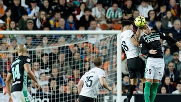 VALENCIA, 09/11/2025.- El centrocampista del Valencia Pepelu (2d) pelea un balón ante el centrocampista argentino del Betis Giovani Lo Celso (d) durante el partido de la jornada 12 de LaLiga EA Sports que Valencia CF y Real Betis disputan este domingo, en el Estadio de Mestalla. EFE/ Kai Försterling