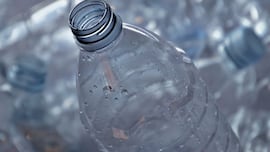 El cambio que llegará a las botellas de plástico PET en Europa en 2030: tendrán un aspecto más turbio por esta razón
