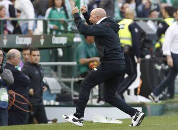 Sampaoli celebra la victoria en el derbi